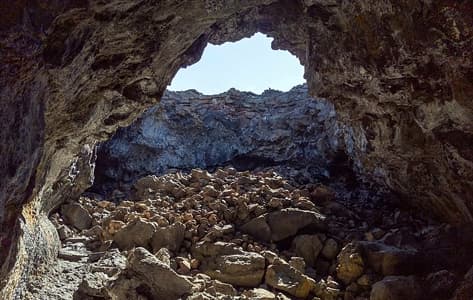 Cueva basáltica en Craters of the Moon